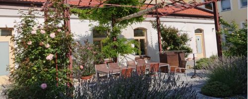 Maison am Liesingbach Kontakt und Service Innenhof Esstisch Garten