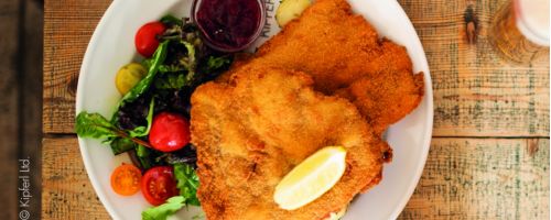 Maison am Liesingbach Essen und Trinken Wiener Schnitzel und Kaesespaetzle